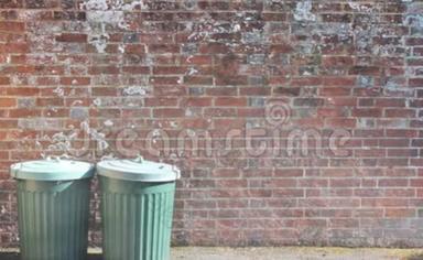 <strong>垃圾桶垃圾桶垃圾桶垃圾桶垃圾桶</strong>外面贴砖墙背景与复印空间